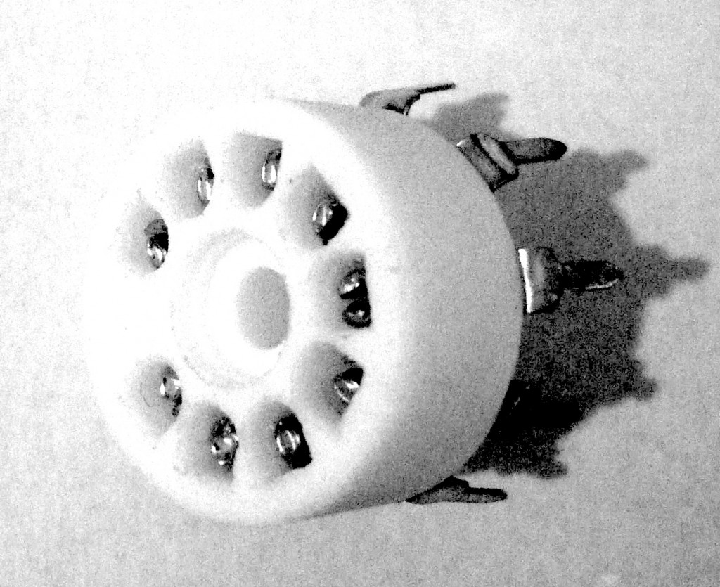 B9A - 9 Pin Valve socket / holder